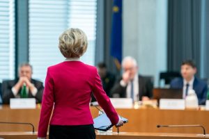 Σε περιδίνηση η Κομισιόν για τα σκάνδαλα σε ηχηρά ονόματα των Βρυξελλών