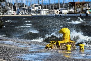 Καιρός: Χειμωνιάτικο σκηνικό με θυελλώδεις ανέμους - Σε επιφυλακή για Κυριακή και Δευτέρα
