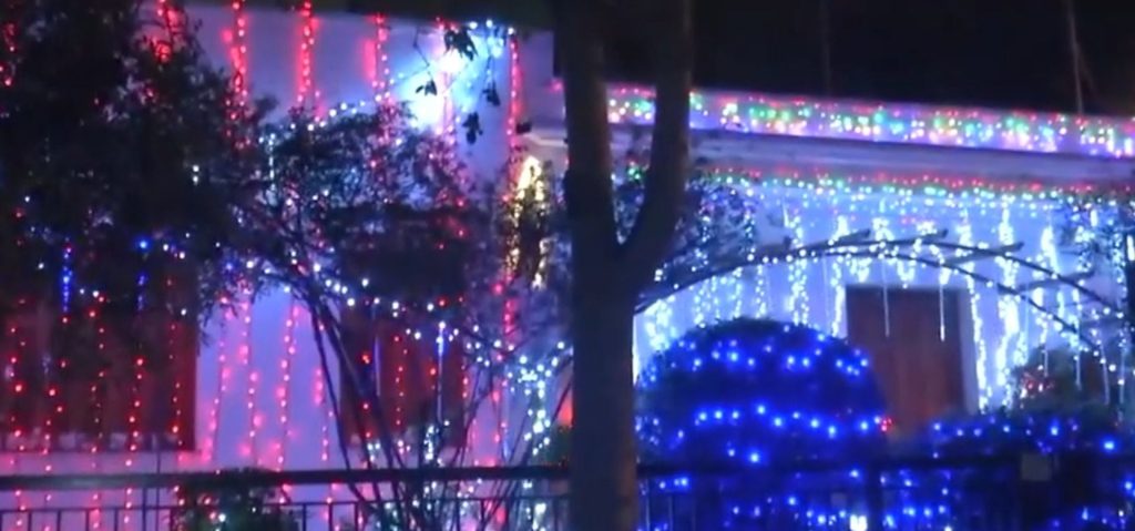 Σε ποια γειτονιά της Αττικής βρίσκεται το πιο χριστουγεννιάτικο σπίτι με 20.000 λαμπιόνια;