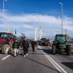 Αγρότες: Έκλεισαν με τρακτέρ τη νέα γέφυρα στη Χαλκίδα