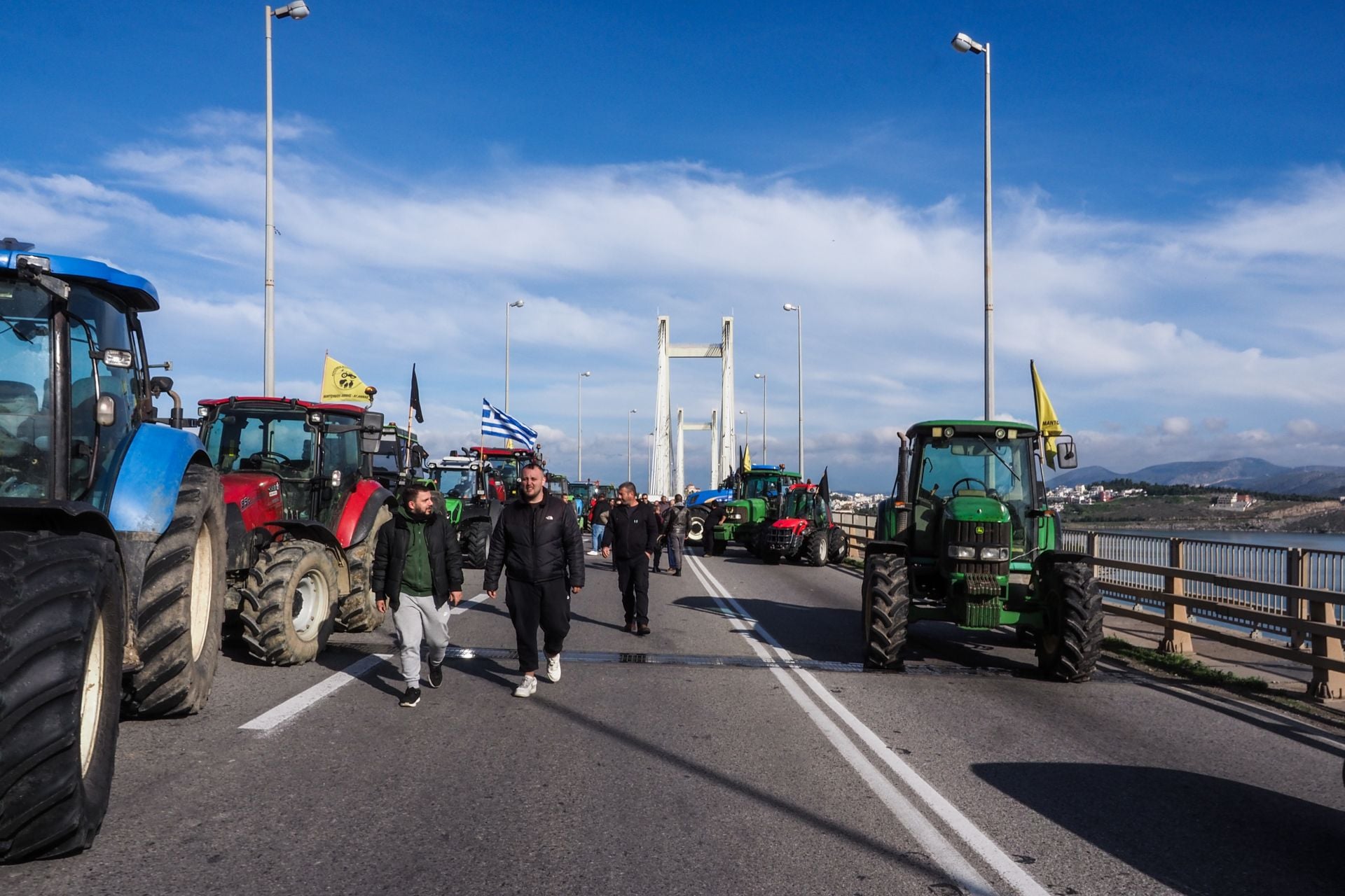 Αγρότες: Έκλεισαν με τρακτέρ τη νέα γέφυρα στη Χαλκίδα