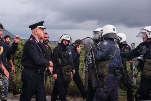 Μετά το Ηράκλειο, αποκλεισμένο και το αεροδρόμιο Χανίων από μπλόκο αγροκτηνοτρόφων