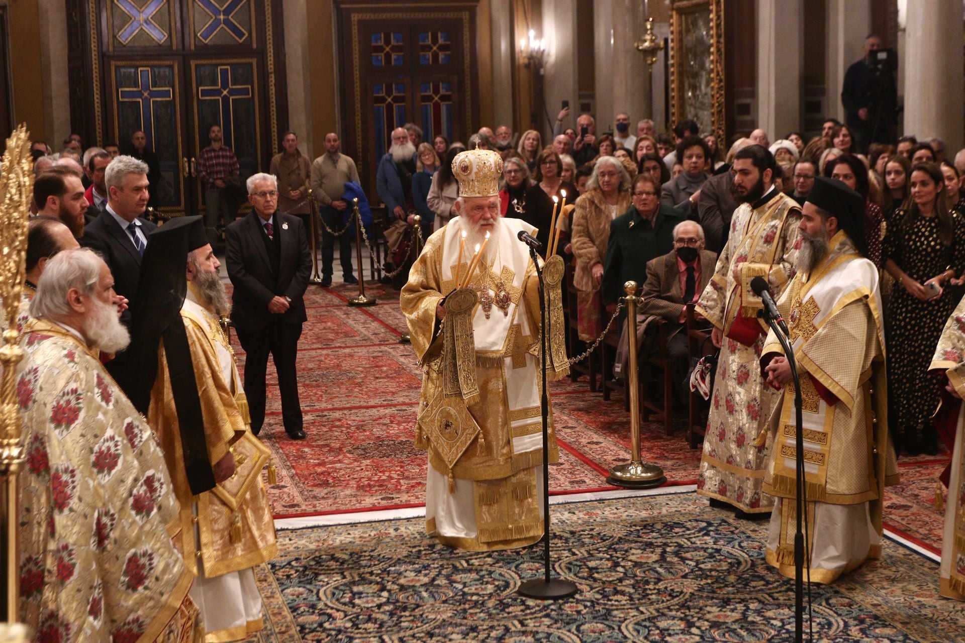 Με λαμπρότητα ο εορτασμός των Χριστουγέννων στη Μητρόπολη Αθηνών