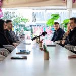 Χρυσοχοΐδης σε νέους Ρομά της Αγίας Βαρβάρας: «Είστε το παράδειγμα που μπορεί να αλλάξει την κοινωνία»