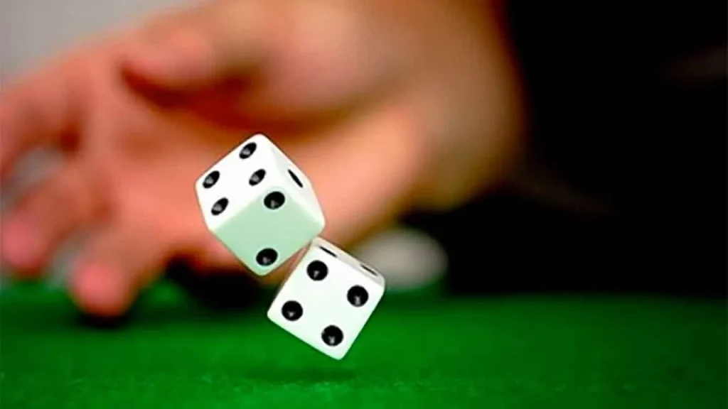 Ρέθυμνο: Είχαν στήσει “μπαρμπούτι” σε ταβέρνα – Χειροπέδες σε τρία άτομα