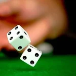 Ρέθυμνο: Είχαν στήσει “μπαρμπούτι” σε ταβέρνα – Χειροπέδες σε τρία άτομα