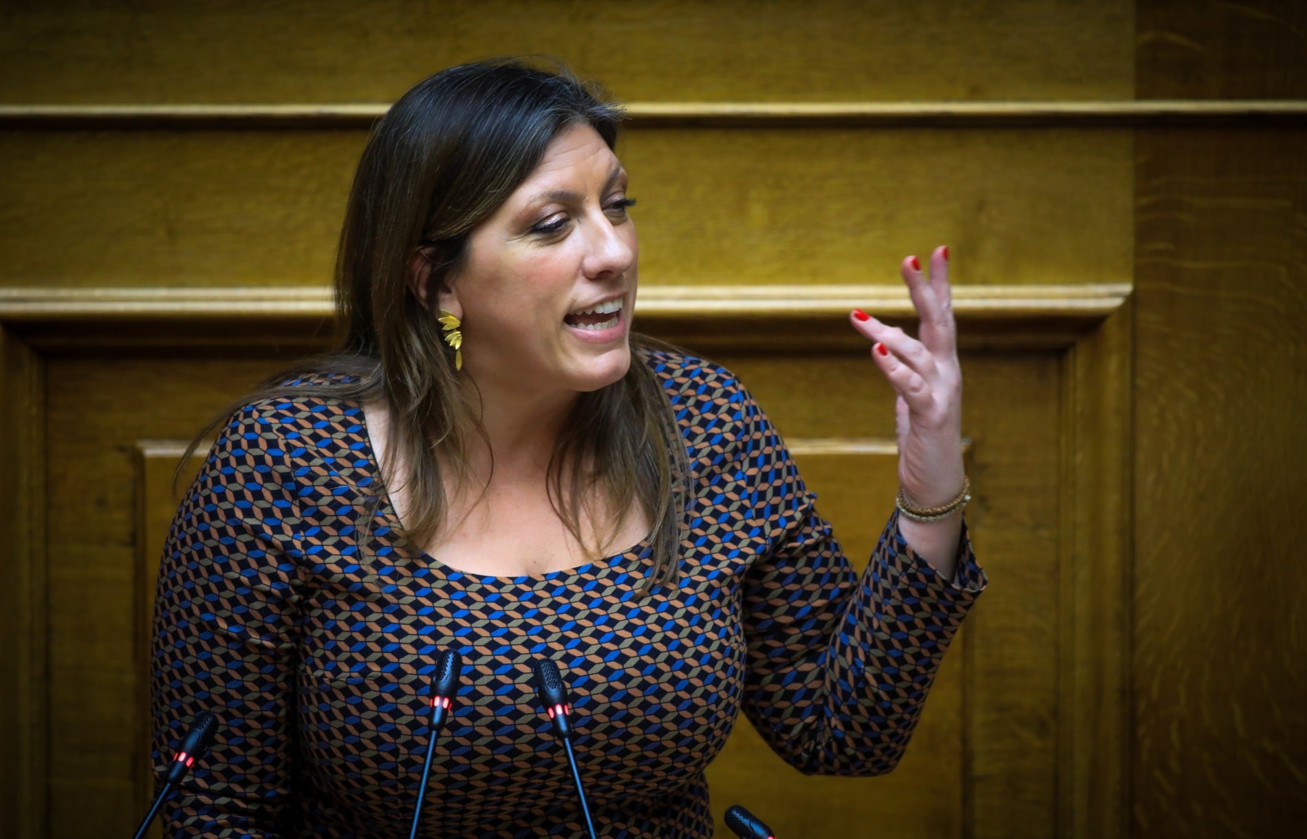 Κωνσταντοπούλου για τα καλσόν: Ταξική και όχι σεξιστική η αναφορά