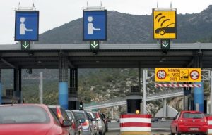 Οι αγρότες της Αταλάντης «άνοιξαν» τα διόδια της Τραγάνας