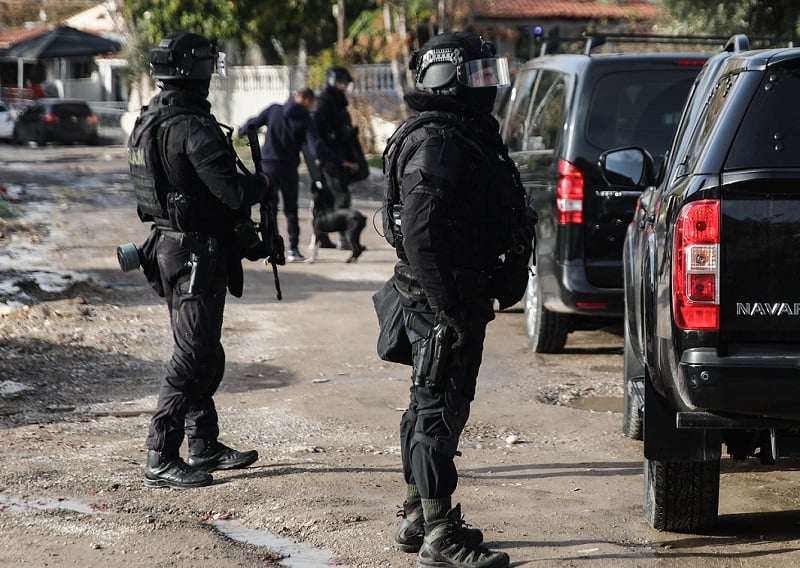 Καλάσνικοφ και πιστόλια βρέθηκαν σε κλεμμένο όχημα στα Καλύβια – Συνελήφθη 37χρονος