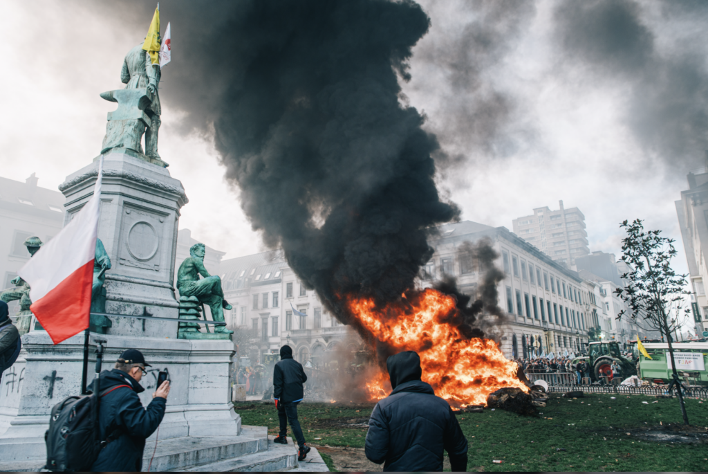 Για να κατευνάσει αγρότες και εκλογικές περιφέρειες η Κομισιόν γυρνά πίσω το ρολόι του προϋπολογισμού