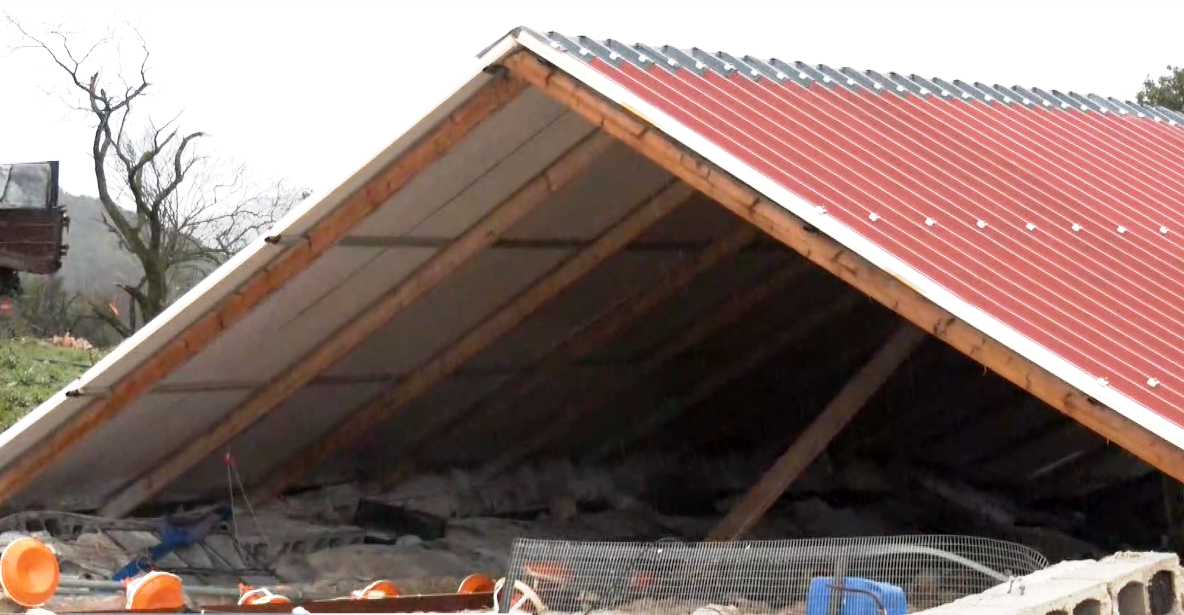 Ανεμοστρόβιλος ισοπέδωσε πτηνοτροφικές μονάδες στην Ήπειρο 