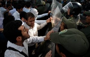 Αιματηρές διαδηλώσεις στο Ιράν κατά της ακρίβειας με τουλάχιστον έξι νεκρούς