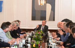 Ολοκληρώθηκε η συνάντηση του πρωθυπουργού με τους αγρότες – Βελτιώσεις στα μέτρα που έχουν ήδη ανακοινωθεί