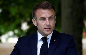 «Βολές» Μακρόν κατά Τραμπ: «Προτιμάμε τον σεβασμό από τους νταήδες»