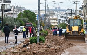 «Βομβαρδισμένο τοπίο» η Γλυφάδα μετά τις πλημμύρες: «Αυτό που έγινε δεν το έχουμε ξαναζήσει» λέει ο δήμαρχος – 11 απεγκλωβισμοί πολιτών