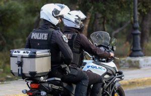 Συνελήφθη μετά από καταδίωξη στο Χαϊδάρι 20χρονος που είχε στην κατοχή του πιστόλι