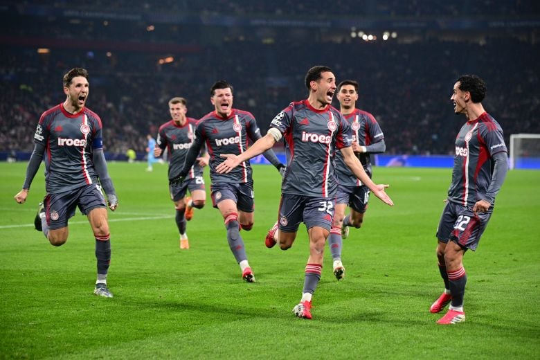 Μεγάλη νίκη στο Άμστερνταμ και θρυλική πρόκριση στα νοκ άουτ του Champions League