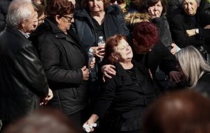 Οδύνη στην κηδεία της Ελένης Κατσαρού, μιας εκ των πέντε εργαζομένων που κάηκαν στη «Βιολάντα» – Δείτε εικόνες