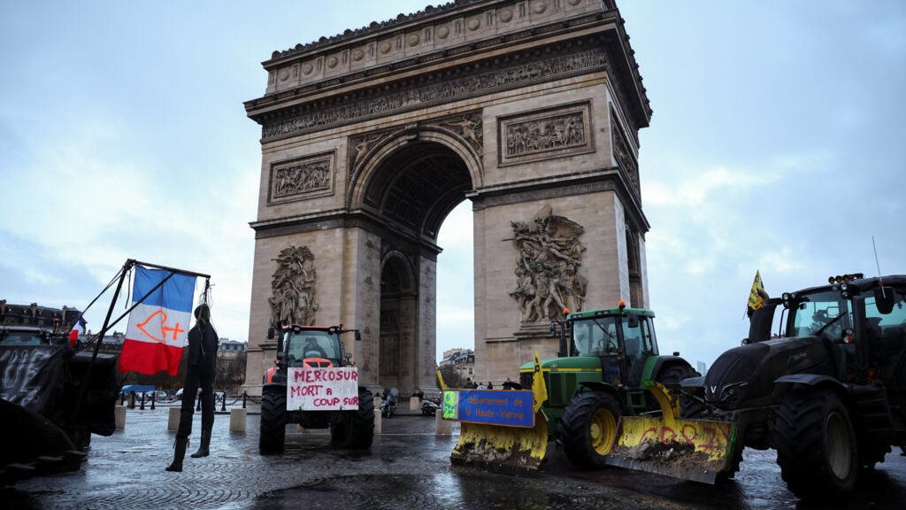 Υπό την βοή των τρακτέρ στο Παρίσι, το «όχι» Μακρόν στη συμφωνία ΕΕ-Μercosur