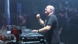 Από τον άμβωνα στα decks: ο ιερέας που έγινε DJ στη Βηρυτό