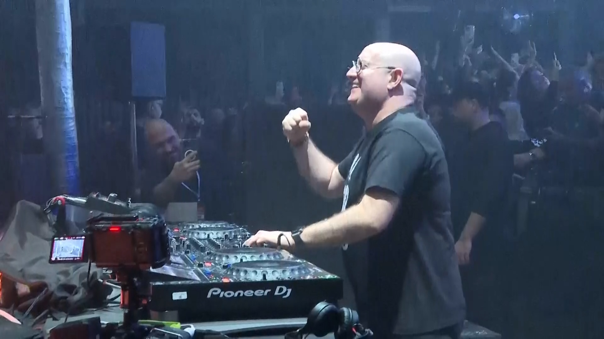 Από τον άμβωνα στα decks: ο ιερέας που έγινε DJ στη Βηρυτό