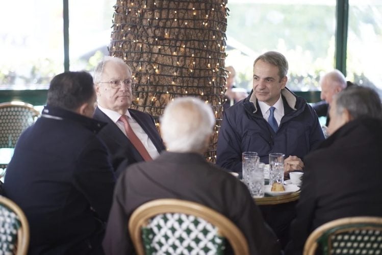 Ο πρώτος καφές της χρονιάς για Μητσοτάκη και Τασούλα στο Κολωνάκι – Ο πρωθυπουργός αποκάλυψε την πρόταση γάμου του γιου του στη Μαρία Σάκκαρη