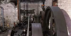 Μια ατμομηχανή του προηγούμενου αιώνα κινεί ένα εργοστάσιο σαπωνοποιίας