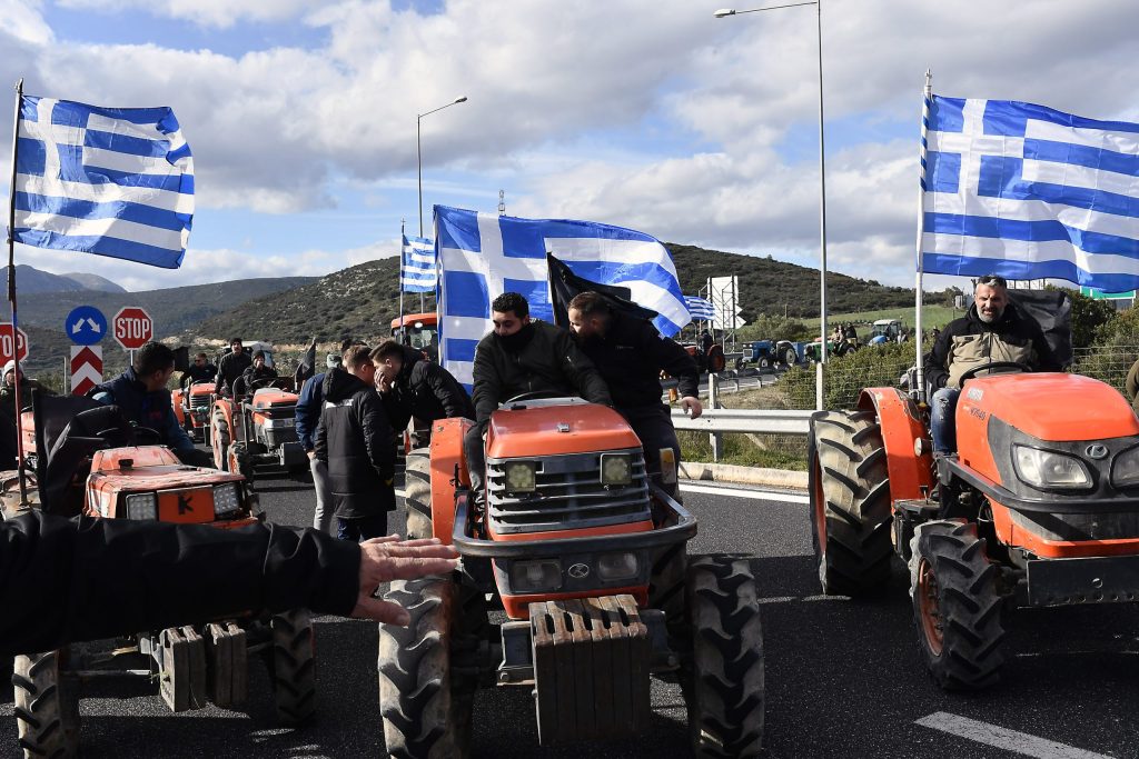 Σε στάση αναμονής οι αγρότες μέχρι την εξειδίκευση των μέτρων - «Δεν θα μείνουμε θεατές» διαμηνύει η κυβέρνηση - ertnews.gr