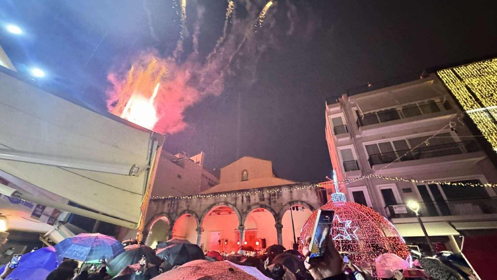 Ηράκλειο: Με σόου πυροτεχνημάτων και υπό βροχή η υποδοχή του 2026