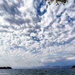 Γενικά αίθριος καιρός με παροδικές νεφώσεις και κατά τόπους βροχές