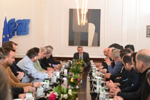 «Δεν θα ανεχθούμε μία κομματική μειοψηφία να εκβιάζει ανοικτά την κοινωνία»: Το χαμηλότερο ρεύμα στην Ευρώπη για τους αγρότες, ανακοίνωσε ο Κ. Μητσοτάκης