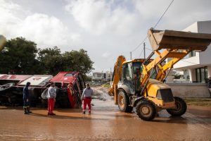 Η επόμενη μέρα σε Βάρη και Κάλαμο μετά την επέλαση της κακοκαιρίας – Εικόνες βομβαρδισμένου τοπίου από drone