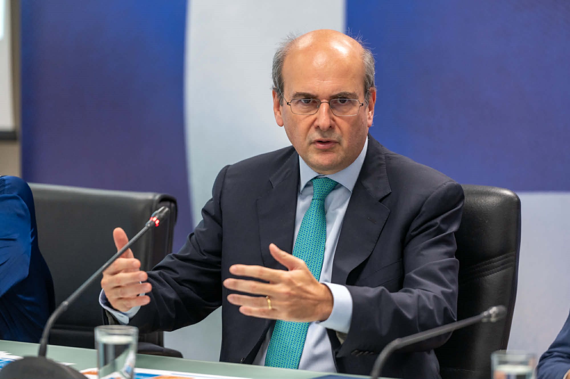 Επτά απαντήσεις και μια αμφίσημη συγγνώμη  προς τους αγρότες από τον Χατζηδάκη, βάζει θεμέλια για διάλογο