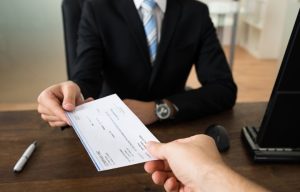 Σε πλήρη εξέλιξη η διαδικασία διαβούλευσης για τη νέα αύξηση του κατώτατου μισθού