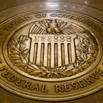 Τιμές ρεκόρ για τον χρυσό και το ασήμι μετά τις απειλές εναντίον της ομοσπονδιακής κεντρικής τράπεζας των ΗΠΑ