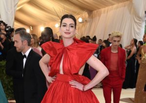 Ο νέος ρόλος της Αν Χάθαγουεϊ στη μικρή οθόνη σε μια απίστευτη ιστορία απαγωγής και πίστης