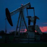 Οι τιμές του πετρελαίου υποχωρούν κατά σχεδόν 1%