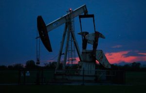 Οι τιμές του πετρελαίου υποχωρούν κατά σχεδόν 1%