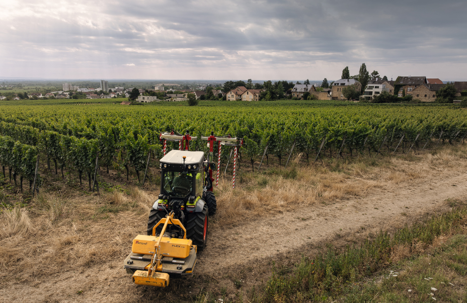 Τα νέα τρακτέρ Claas Nexos 2 CMATIC κάνουν «παιχνίδι» την εργασία σε δενδρώδεις - Profi