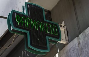 Χειρουργήθηκε στο ΚΑΤ η 15χρονη που έπεσε σταυρός φαρμακείου στο κεφάλι της