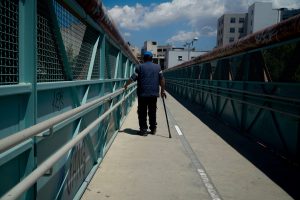 Αδιανόητο: Ένα 31χρονο «τέρας» χτύπησε ηλικιωμένο και τον πέταξε κάτω