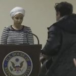 Επίθεση με υγρό δέχθηκε βουλευτής των Δημοκρατικών που είναι στο στόχαστρο του Τραμπ