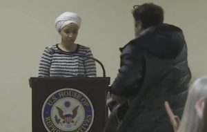 Επίθεση με υγρό δέχθηκε βουλευτής των Δημοκρατικών που είναι στο στόχαστρο του Τραμπ