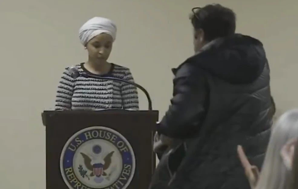 Επίθεση με υγρό δέχθηκε βουλευτής των Δημοκρατικών που είναι στο στόχαστρο του Τραμπ