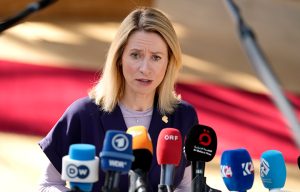 Κάγια Κάλας: «Η Κίνα και η Ρωσία επωφελούνται από την απειλή του Τραμπ για νέους δασμούς»