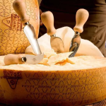 Χρηματοδότηση 500 εκατ. ευρώ για προστασία του τυριού Grana Padano ΠΟΠ