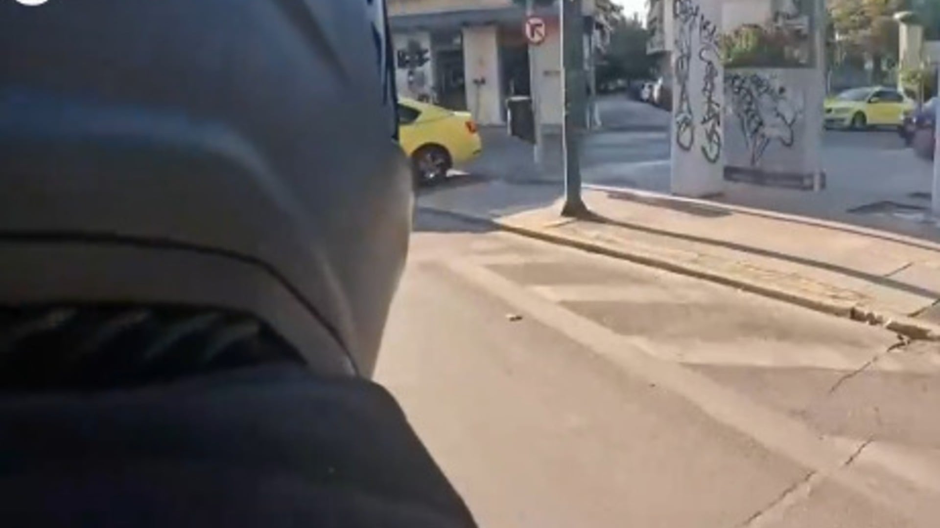 Μηχανόβιος κάνει ελιγμούς και «οργώνει» το κέντρο της Αθήνας για να τον δείξει η τηλεόραση