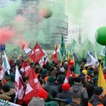 6.000 αγρότες με 1.000 τρακτέρ κλείνουν τους δρόμους στο Στρασβούργο