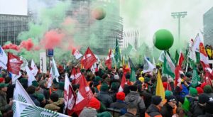 6.000 αγρότες με 1.000 τρακτέρ κλείνουν τους δρόμους στο Στρασβούργο