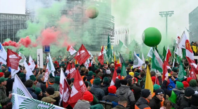 6.000 αγρότες με 1.000 τρακτέρ κλείνουν τους δρόμους στο Στρασβούργο